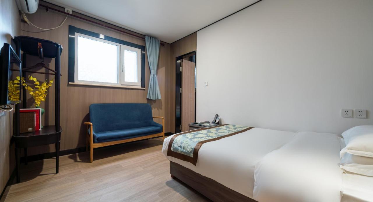 East Sacred Hotel ᴸᴱo---Foreign Accept---Tourism Service English-Speaking 丨 Near Tiananmen Forbidden City丨very Close To Metro Zhangzizhong And Beixinqiao 丨european Foot Ball English丨free Advance Tickets And Laundry Drying Service Coffee Snacks Beijing Eksteriør bilde