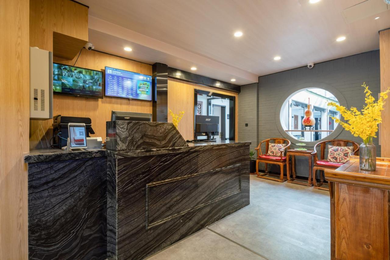 East Sacred Hotel ᴸᴱo---Foreign Accept---Tourism Service English-Speaking 丨 Near Tiananmen Forbidden City丨very Close To Metro Zhangzizhong And Beixinqiao 丨european Foot Ball English丨free Advance Tickets And Laundry Drying Service Coffee Snacks Beijing Eksteriør bilde