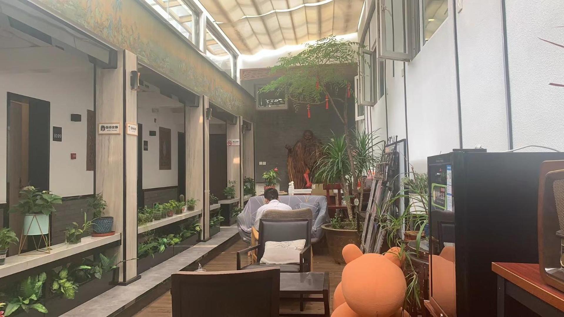 East Sacred Hotel ᴸᴱo---Foreign Accept---Tourism Service English-Speaking 丨 Near Tiananmen Forbidden City丨very Close To Metro Zhangzizhong And Beixinqiao 丨european Foot Ball English丨free Advance Tickets And Laundry Drying Service Coffee Snacks Beijing Eksteriør bilde