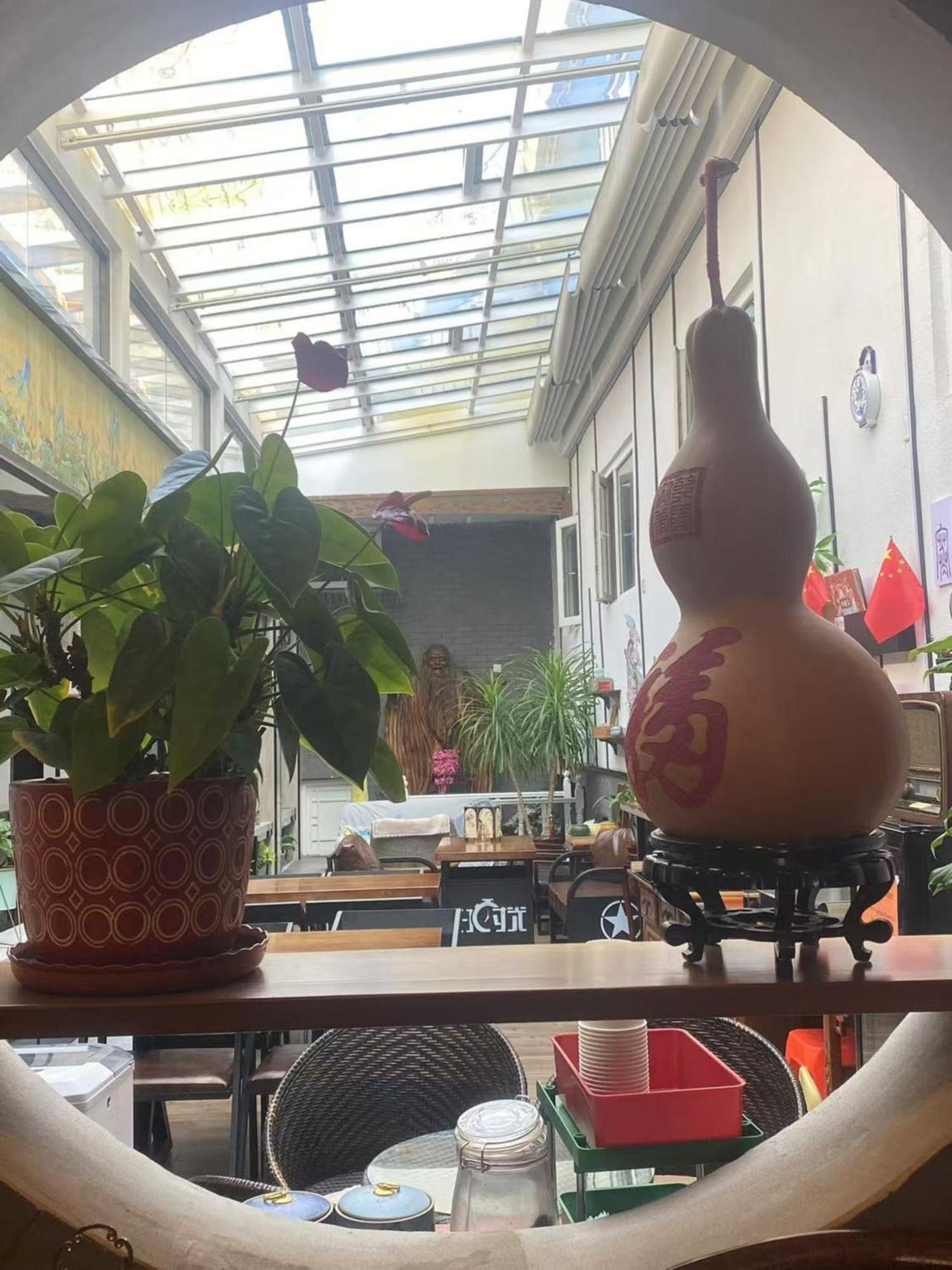 East Sacred Hotel ᴸᴱo---Foreign Accept---Tourism Service English-Speaking 丨 Near Tiananmen Forbidden City丨very Close To Metro Zhangzizhong And Beixinqiao 丨european Foot Ball English丨free Advance Tickets And Laundry Drying Service Coffee Snacks Beijing Eksteriør bilde